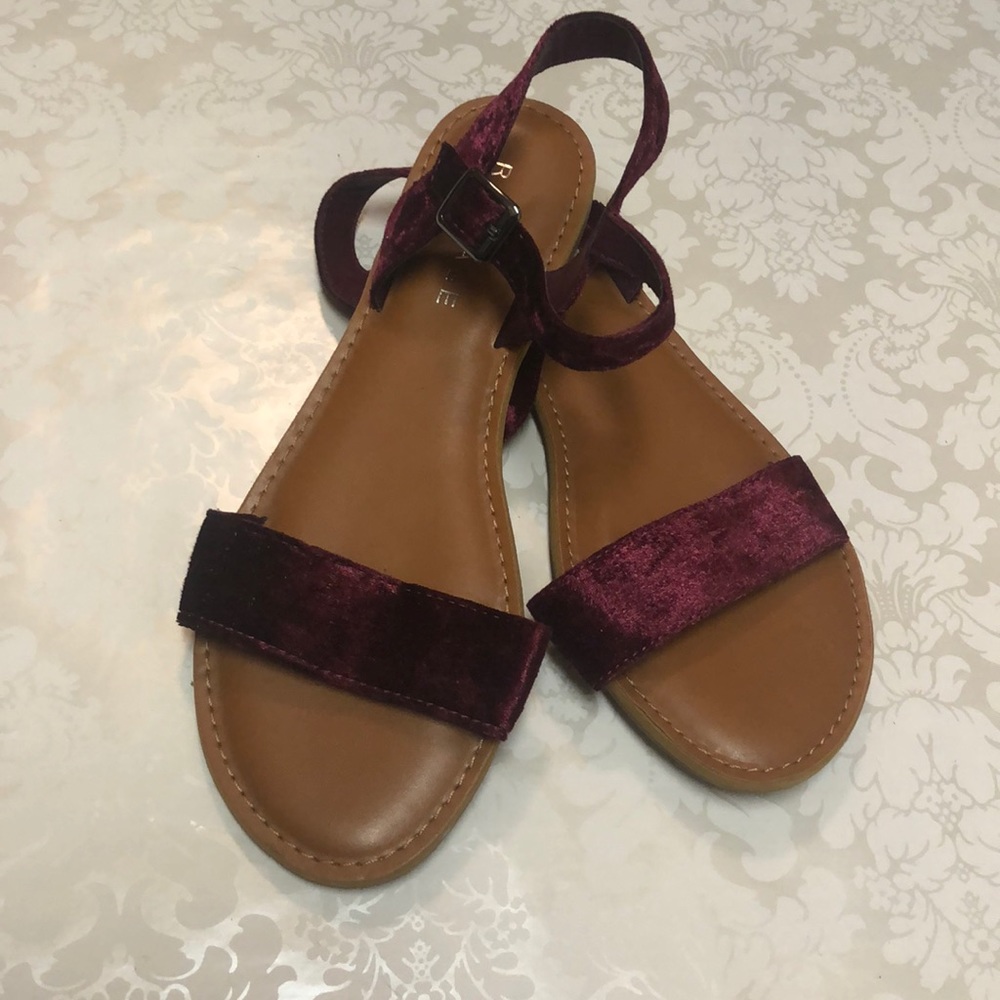 💜 3/$24 Wine colored velvet sandals